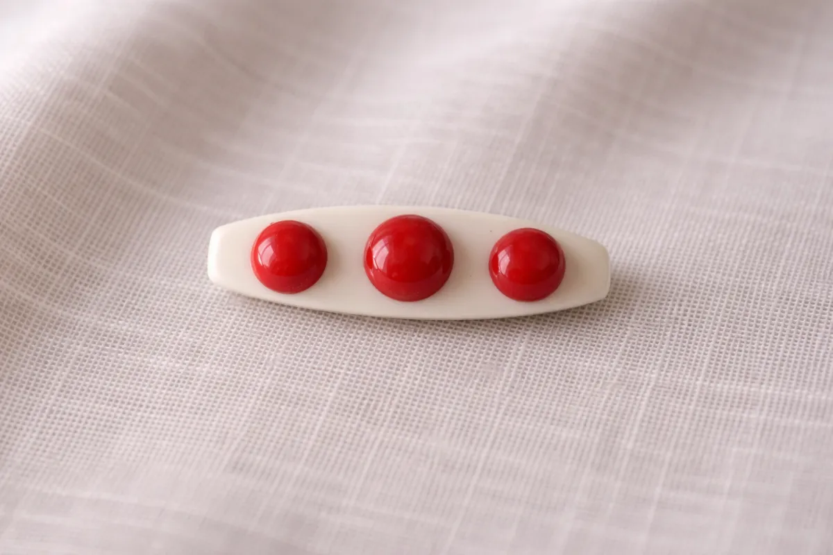 Broche Hueso Carmesí